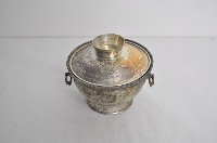 總督府徽紋雙繫環帶蓋銀碗三套組藏品圖，第1張