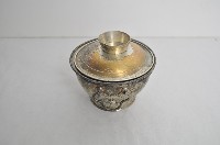 總督府徽紋雙繫環帶蓋銀碗三套組藏品圖，第2張