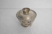 總督府徽紋雙繫環帶蓋銀碗三套組藏品圖，第2張