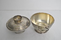 總督府徽紋雙繫環帶蓋銀碗三套組藏品圖，第3張