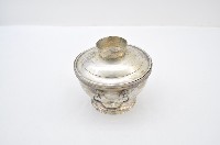 總督府徽紋雙繫環帶蓋銀碗三套組藏品圖，第2張