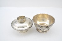 總督府徽紋雙繫環帶蓋銀碗三套組藏品圖，第3張