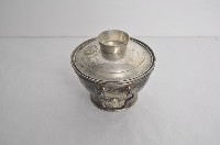 總督府徽紋雙繫環帶蓋銀碗三套組藏品圖，第2張