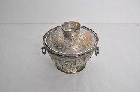 總督府徽紋雙繫環帶蓋銀碗三套組藏品圖，第1張