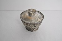 總督府徽紋雙繫環帶蓋銀碗三套組藏品圖，第2張