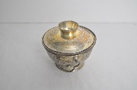 總督府徽紋雙繫環帶蓋銀碗三套組藏品圖，第2張