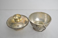 總督府徽紋雙繫環帶蓋銀碗三套組藏品圖，第3張