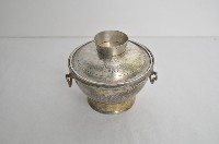 總督府徽紋雙繫環帶蓋銀碗三套組藏品圖，第1張