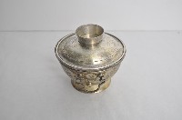 總督府徽紋雙繫環帶蓋銀碗三套組藏品圖，第2張