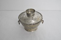 總督府徽紋雙繫環帶蓋銀碗三套組藏品圖，第1張