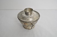 總督府徽紋雙繫環帶蓋銀碗三套組藏品圖，第2張