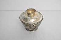 總督府徽紋雙繫環帶蓋銀碗三套組藏品圖，第2張