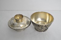 總督府徽紋雙繫環帶蓋銀碗三套組藏品圖，第3張