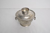 總督府徽紋雙繫環帶蓋銀碗三套組藏品圖，第1張