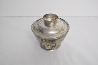 總督府徽紋雙繫環帶蓋銀碗三套組藏品圖，第2張