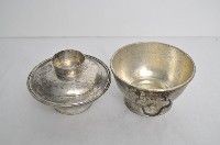 總督府徽紋雙繫環帶蓋銀碗三套組藏品圖，第3張