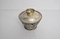 總督府徽紋雙繫環帶蓋銀碗三套組藏品圖，第2張