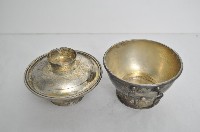 總督府徽紋雙繫環帶蓋銀碗三套組藏品圖，第3張