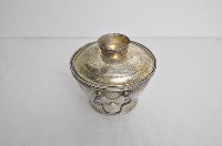 總督府徽紋雙繫環帶蓋銀碗三套組藏品圖，第2張