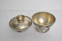 總督府徽紋雙繫環帶蓋銀碗三套組藏品圖，第3張