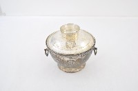 總督府徽紋雙繫環帶蓋銀碗三套組藏品圖，第1張