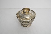 總督府徽紋雙繫環帶蓋銀碗三套組藏品圖，第2張