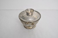 總督府徽紋雙繫環帶蓋銀碗三套組藏品圖，第2張