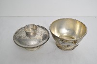 總督府徽紋雙繫環帶蓋銀碗三套組藏品圖，第3張