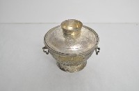 總督府徽紋雙繫環帶蓋銀碗三套組藏品圖，第1張