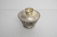 總督府徽紋雙繫環帶蓋銀碗三套組藏品圖，第2張