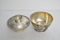 總督府徽紋雙繫環帶蓋銀碗三套組藏品圖，第3張