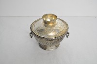 總督府徽紋雙繫環帶蓋銀碗三套組藏品圖，第1張