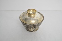 總督府徽紋雙繫環帶蓋銀碗三套組藏品圖，第2張