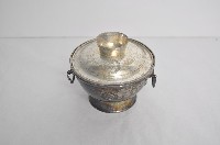 總督府徽紋雙繫環帶蓋銀碗三套組藏品圖，第1張