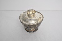 總督府徽紋雙繫環帶蓋銀碗三套組藏品圖，第2張