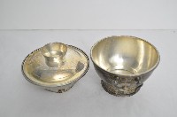 總督府徽紋雙繫環帶蓋銀碗三套組藏品圖，第3張