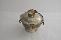 總督府徽紋雙繫環帶蓋銀碗三套組藏品圖，第1張