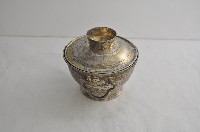 總督府徽紋雙繫環帶蓋銀碗三套組藏品圖，第2張