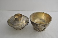 總督府徽紋雙繫環帶蓋銀碗三套組藏品圖，第3張