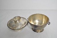 總督府徽紋雙繫環帶蓋銀碗三套組藏品圖，第2張