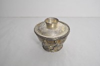 總督府徽紋雙繫環帶蓋銀碗三套組藏品圖，第3張