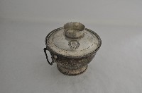 總督府徽紋雙繫環帶蓋銀碗三套組藏品圖，第1張