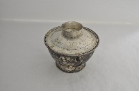 總督府徽紋雙繫環帶蓋銀碗三套組藏品圖，第2張