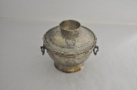 總督府徽紋雙繫環帶蓋銀碗三套組藏品圖，第1張