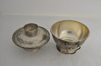總督府徽紋雙繫環帶蓋銀碗三套組藏品圖，第3張