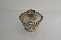 總督府徽紋雙繫環帶蓋銀碗三套組藏品圖，第2張