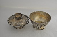 總督府徽紋雙繫環帶蓋銀碗三套組藏品圖，第3張