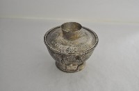 總督府徽紋雙繫環帶蓋銀碗三套組藏品圖，第2張