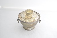 總督府徽紋雙繫環帶蓋銀碗三套組藏品圖，第1張