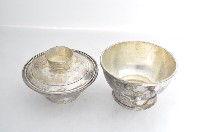 總督府徽紋雙繫環帶蓋銀碗三套組藏品圖，第3張